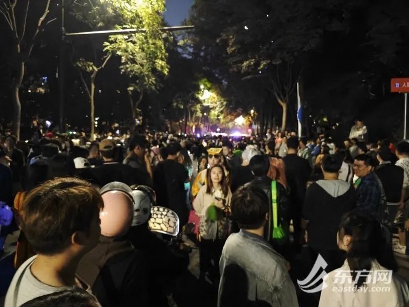 ▲上海市巨鹿路158等地吸引了很多精心装扮的年轻人前往。有年轻人接受采访时表示，可以大胆地打扮成自己喜欢的样子，化一些夸张的妆容，没人笑话你，很有趣。
