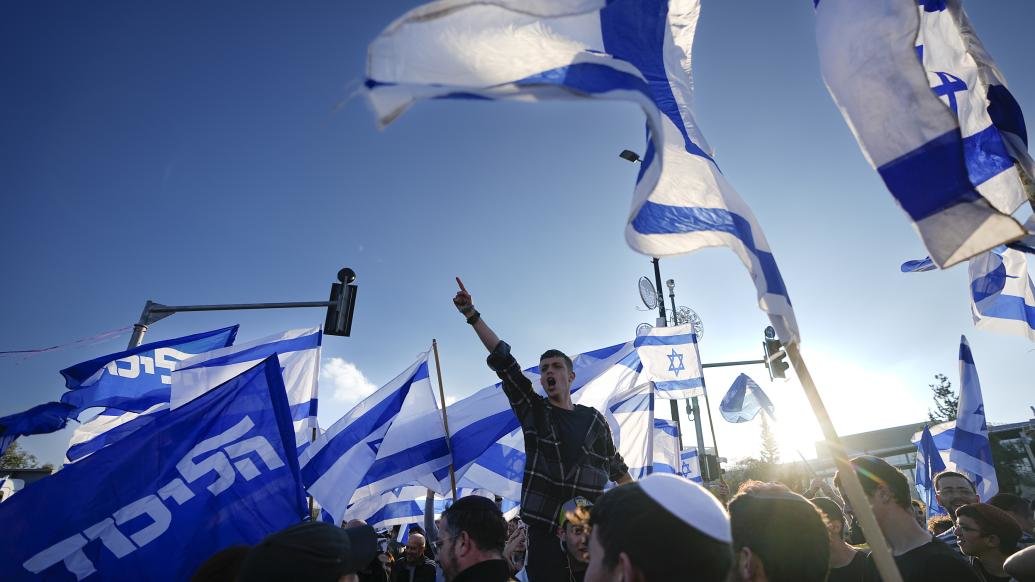 当地时间2023年3月27日，耶路撒冷，以色列总理本雅明·内塔尼亚胡的司法改革计划的支持者在耶路撒冷议会附近集会。视觉中国 图