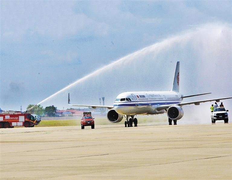 2月7日,国航航班在柬埔寨首都金边国际机场接受水门礼. (新华社发)