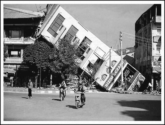 1999年，一幢多层式盖奇康都住宅在地震后倒塌。
