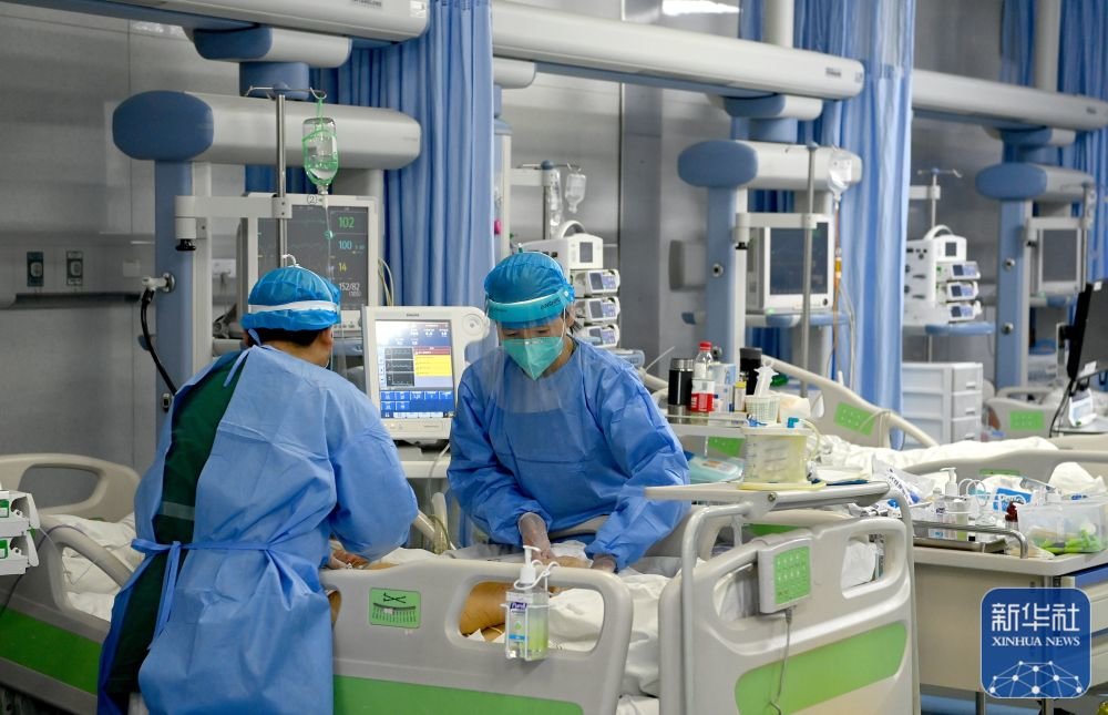 2022年12月31日，西安交通大学第一附属医院急诊科EICU的医务人员在护理重症患者。