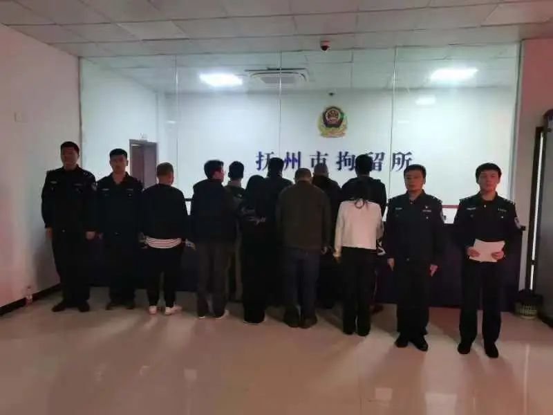 图为抓获的部分涉案人员。