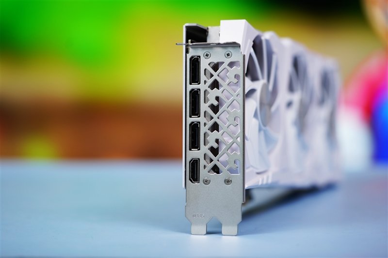 纤薄身材也能满血发挥!耕升RTX 4070踏雪评测:2K游戏通吃的高颜值显卡