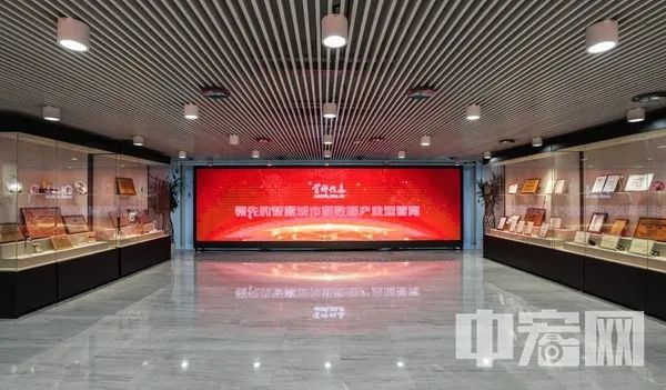 群众的迫切需求如何快速、精准分派到相关职能部门,并得到快速解决,背后需要数字技术支持。首都信息在接到北京市有关方面的对接诉即办机制的任务后,迅速从系统构架、数据底座建设、信息分析、人工智能、信息安全、移动互联网等方面进行升级迭代,为北京市政府提升治理工作提供了坚实的技术保障,建立起对市民诉求快速响应、高效办理、及时反馈、主动治理的为民服务机制,探索出了以市民诉求驱动超大城市治理的有效路径,也成为首都数字经济高质量发展、城市精细化治理标杆和样板。