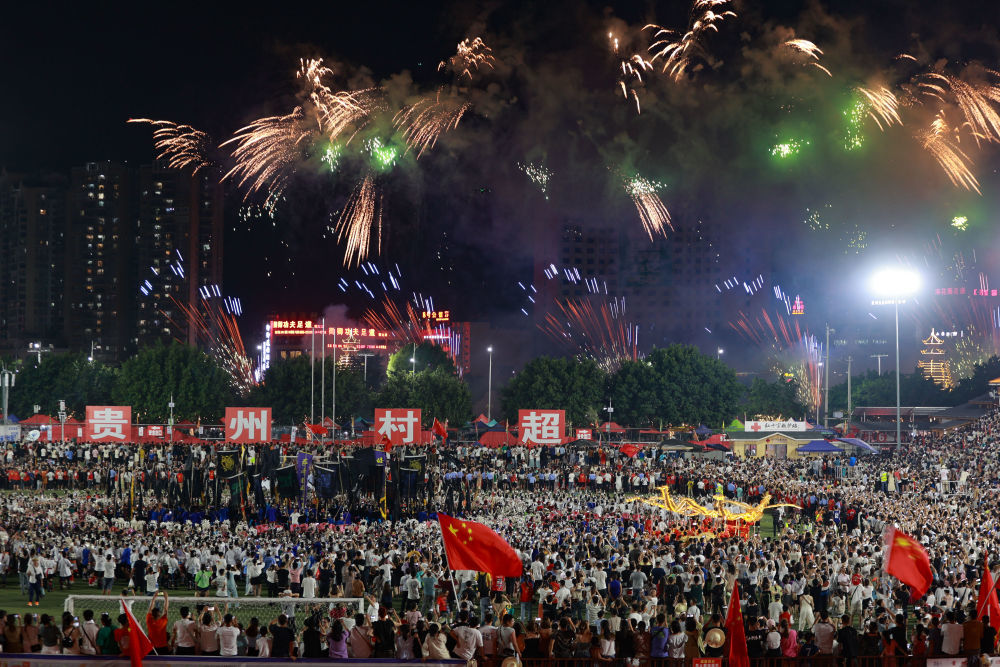 这是7月29日拍摄的“村超”比赛结束后的焰火表演。新华社记者 刘续 摄