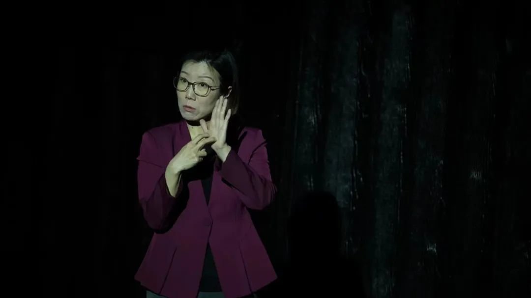 刘可研在一席演讲中展示手语。 一席供图