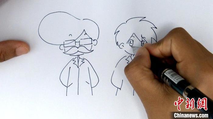 图为张晶晶绘制漫画。 高铖 摄