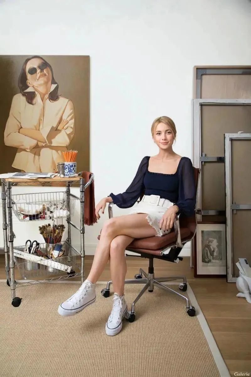 27岁画作暴涨100多倍,她和77岁画廊大佬谈“忘年恋”:年轻真好…