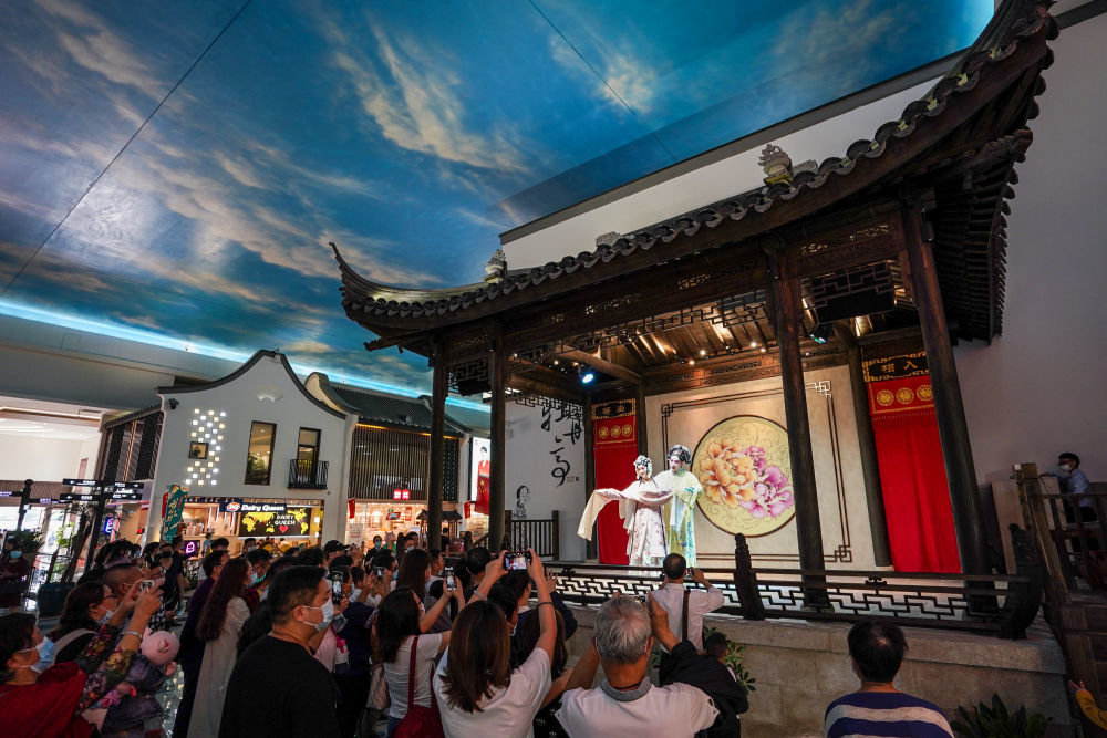 旅客在沪宁高速公路江苏苏州段阳澄湖服务区观看昆曲表演（2020年10月8日摄）。新华社记者 李博 摄