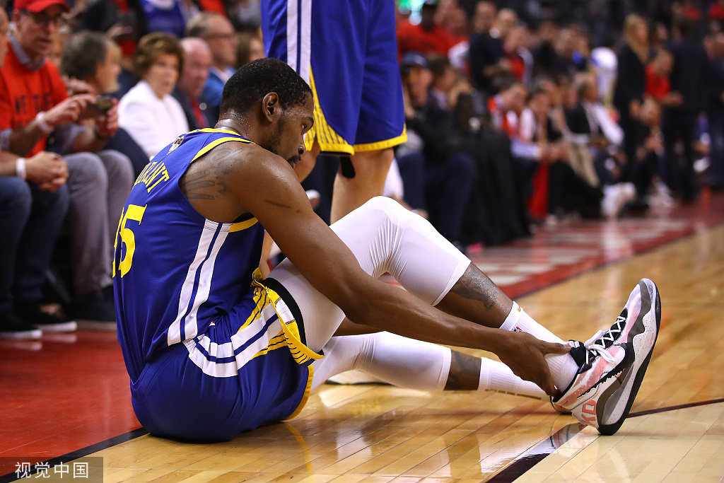 2019年NBA总决赛，杜兰特对阵猛龙时跟腱断裂。