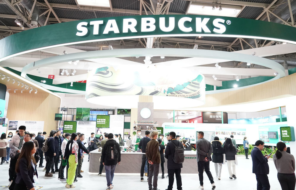 这是在首届中国国际供应链促进博览会健康生活链展区拍摄的星巴克展位（2023年11月28日摄）。新华社记者 任超 摄