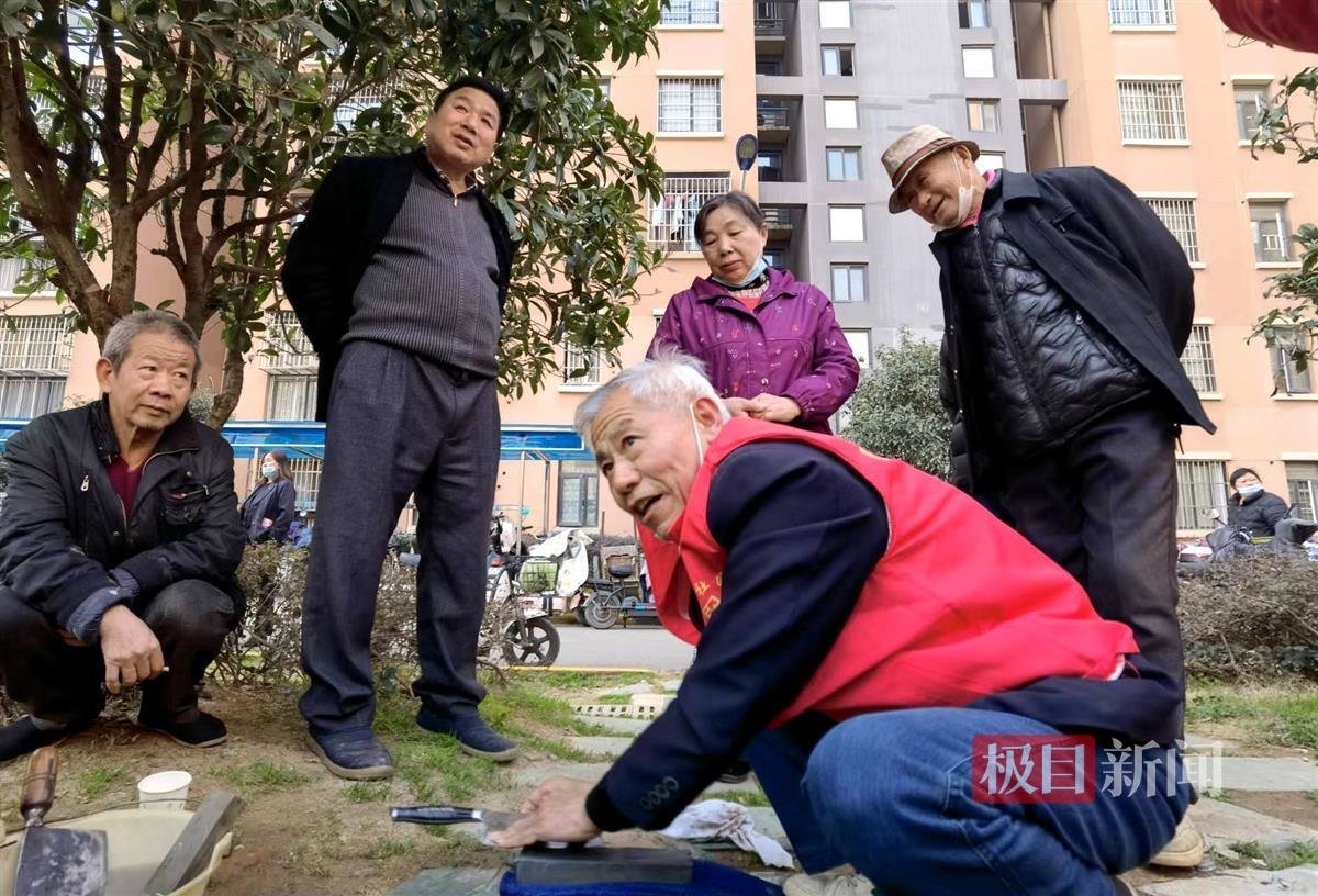 花山献血大王、左岭板车哥、龙泉山老王、佛祖岭鲍木匠……这群光谷志愿者带头学雷锋服