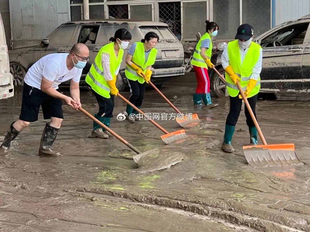 中图网团队正在清扫污水及淤泥。（图/微博@中图网官方微博）