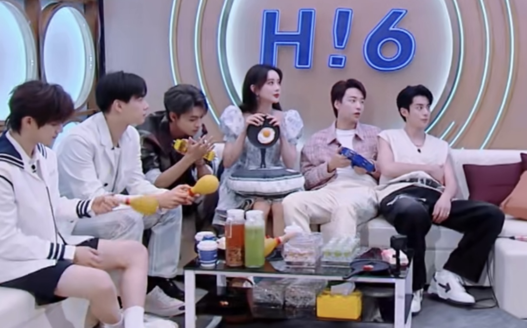 谁懂,他俩一直偷摸手拉手诶 谁懂,他俩一直偷摸手拉手诶