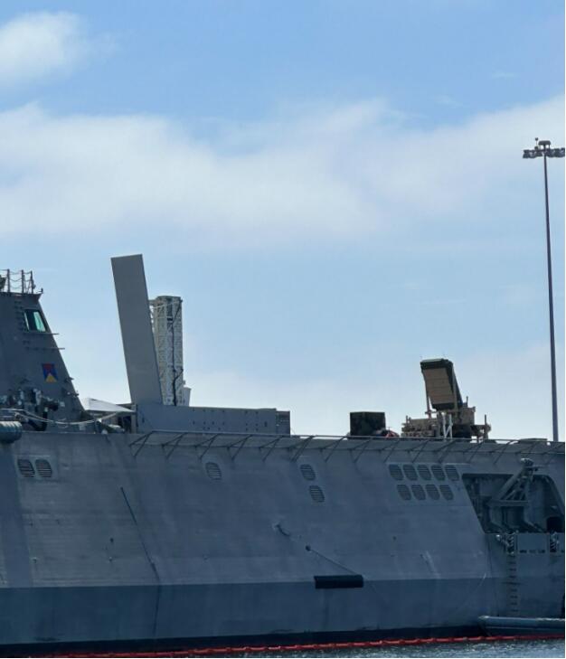 美海军“萨凡纳”号濒海战斗舰（LCS-28）飞行甲板上出现的导弹发射器与雷达 图源：外媒