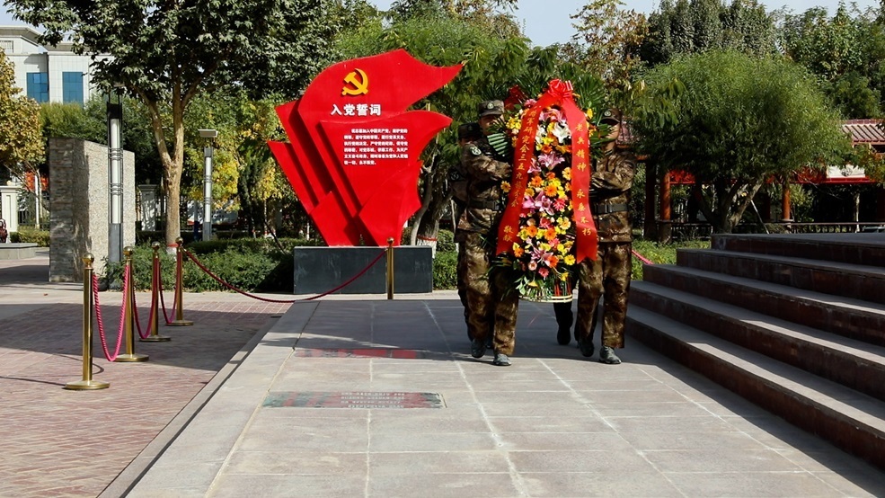 王之一行与十四师昆玉市干部职工群众向中国人民解放军进军和田纪念碑敬献花篮。
