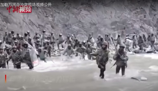 ▲加勒万河谷冲突当中,向我军冲锋的印度士兵,防暴盾、格斗棍、头盔等必要装备还是不缺的