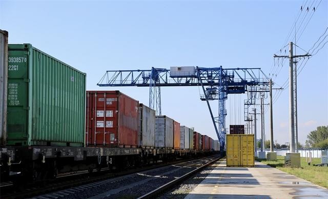 布列斯特北站正在进行换装作业。人民网记者 王震摄