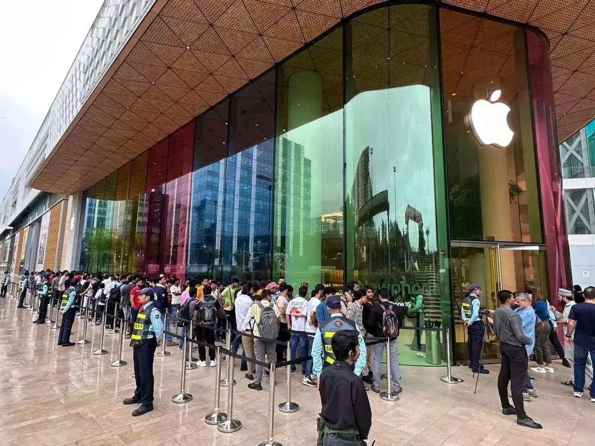 iPhone 15系列首发日当天，消费者在孟买的苹果商店门口排长队。
