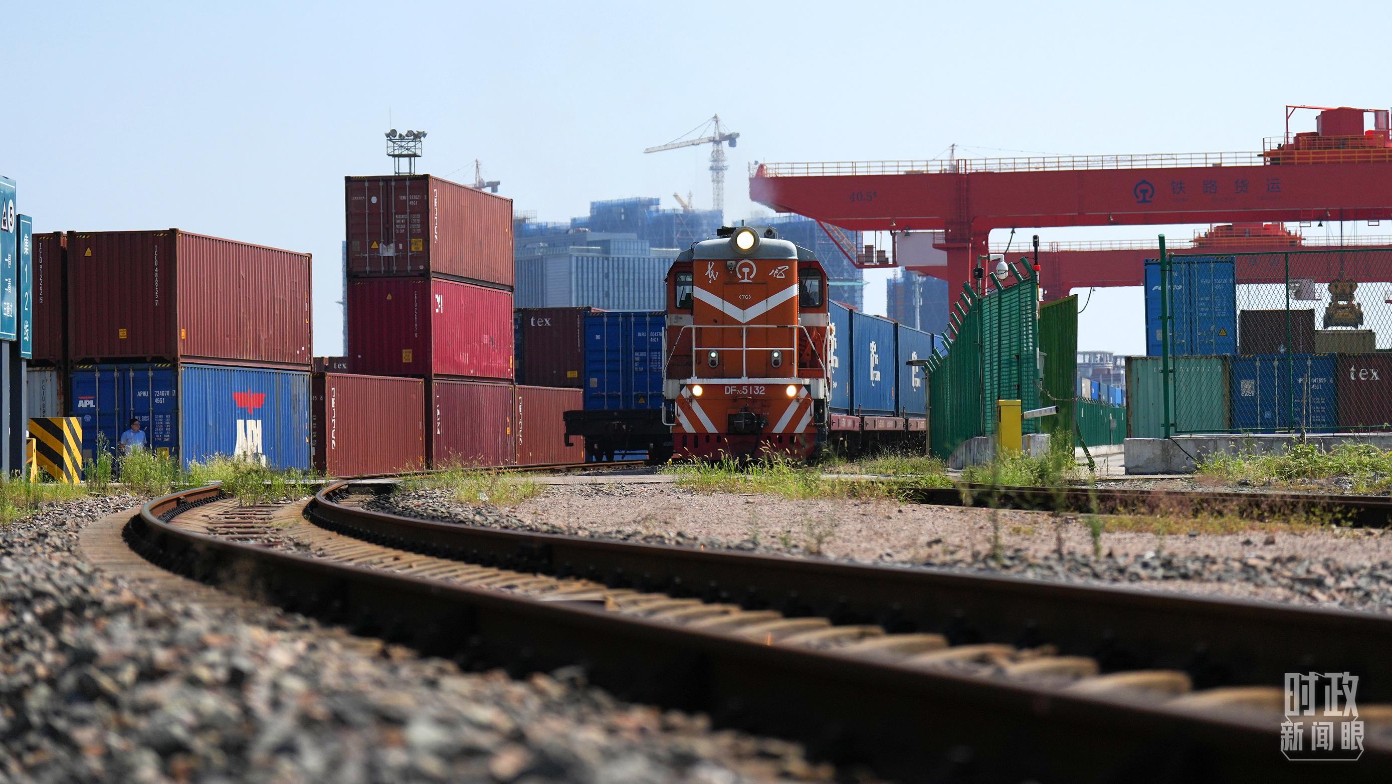 △从浙江义乌开出的中欧班列。(总台国广记者李晋拍摄)