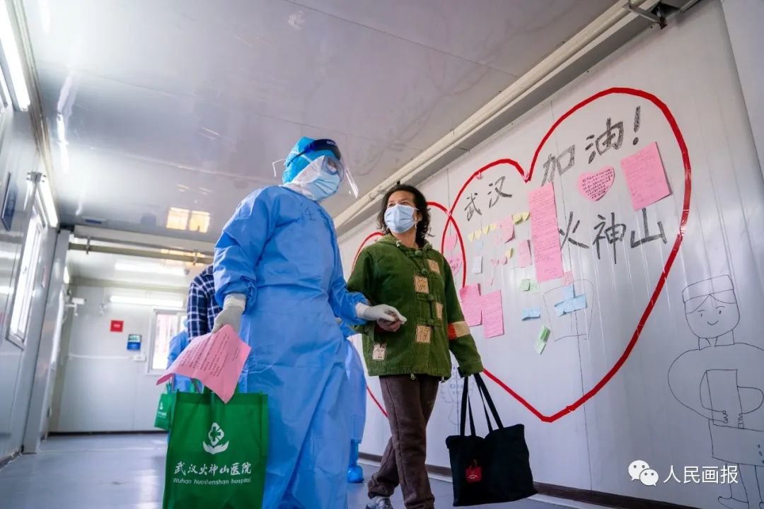 2020年3月4日,湖北武汉,经过医护人员悉心照料,患者即将出院。摄影 徐讯/人民画报