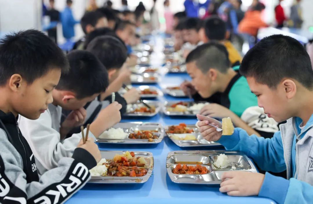预制菜进校园，可能与《食品安全法》规定有冲突_凤凰网资讯_凤凰网
