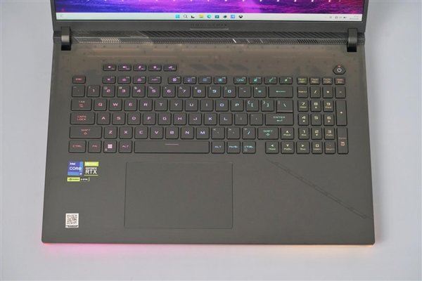 18英寸大屏+RTX 40系显卡!ROG枪神7 Plus超竞版图赏