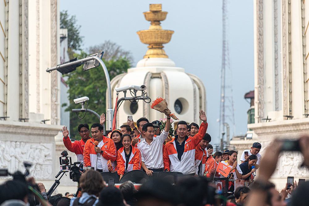 当地时间2023年5月15日,泰国曼谷,泰国远进党党魁皮塔在庆祝游行中向支持者致意。本文图片 人民视觉