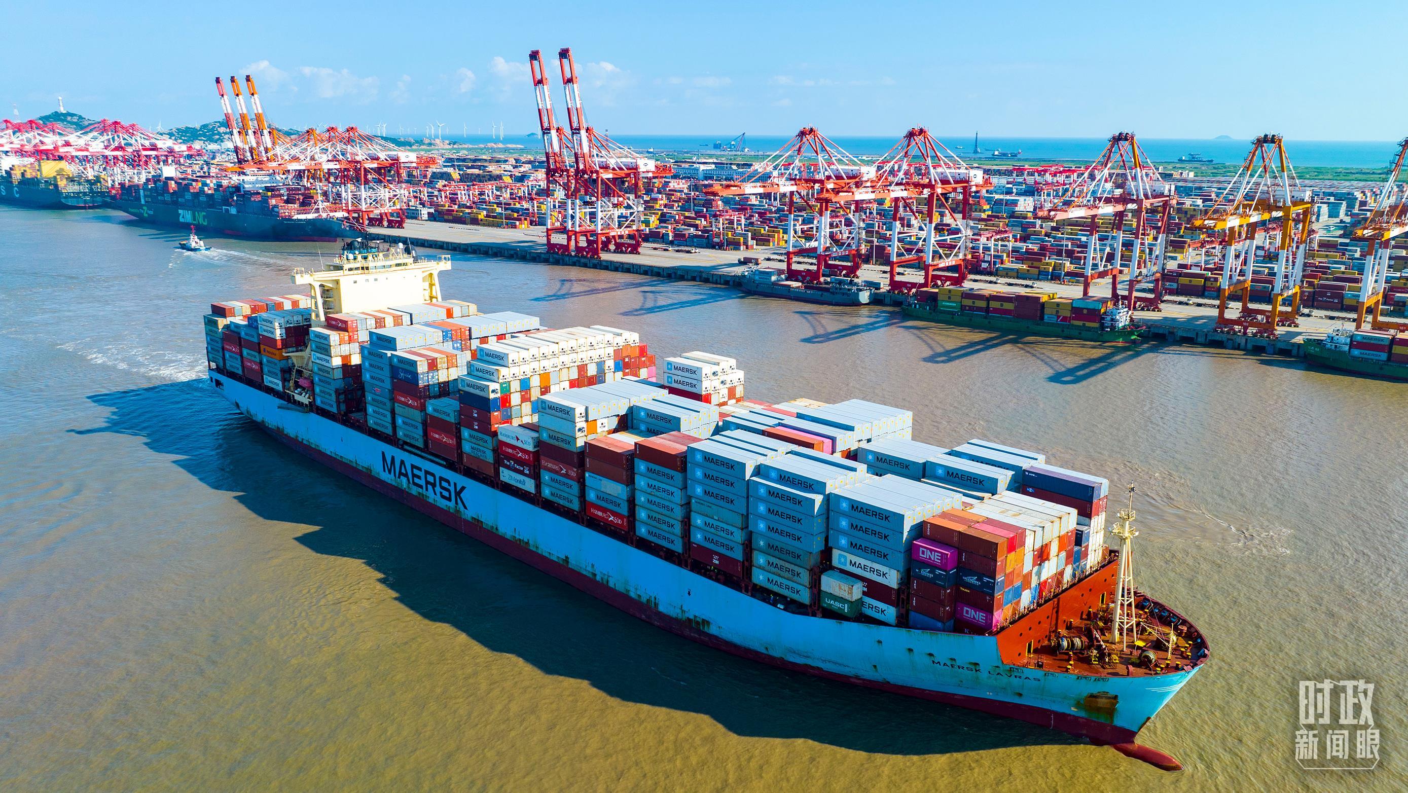 △上海洋山深水港码头,多艘超大型集装箱货轮正在进行集装箱吞吐作业。(图/视觉中国)