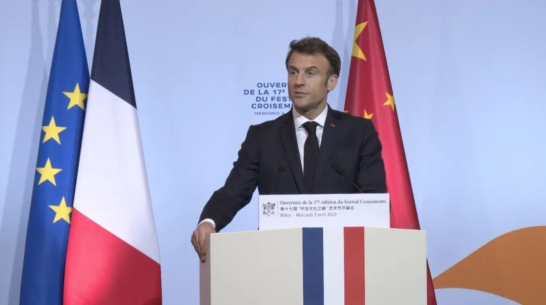 ▲ 法兰西共和国埃马纽埃尔·马克龙(Emmanuel Macron)在第17届“中法文化之春”艺术节开幕式上致辞,图源:红砖美术馆