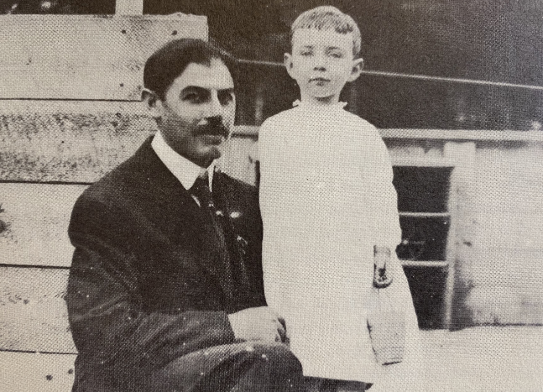 童年时的奥本海默与父亲在一起，约1905年。© The J. Robert Oppenheimer Memorial Committee