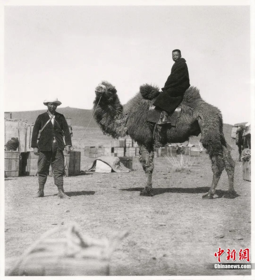 1927年，黄文弼(右)在内蒙古包头寻找秦长城。