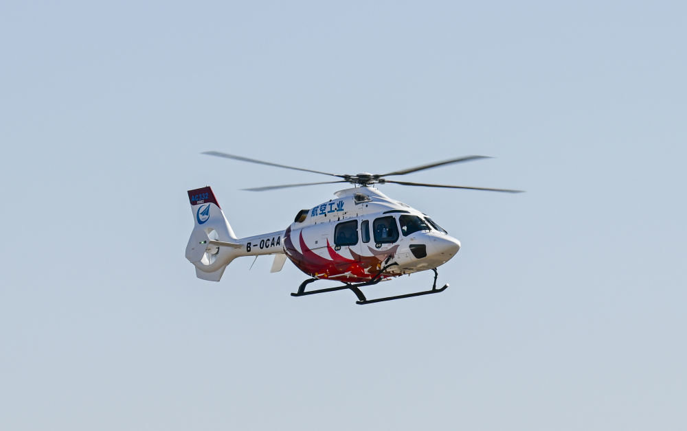 4月7日，在航空工业天津直升机有限责任公司，“吉祥鸟”AC332直升机进行全状态首飞。新华社记者 孙凡越 摄
