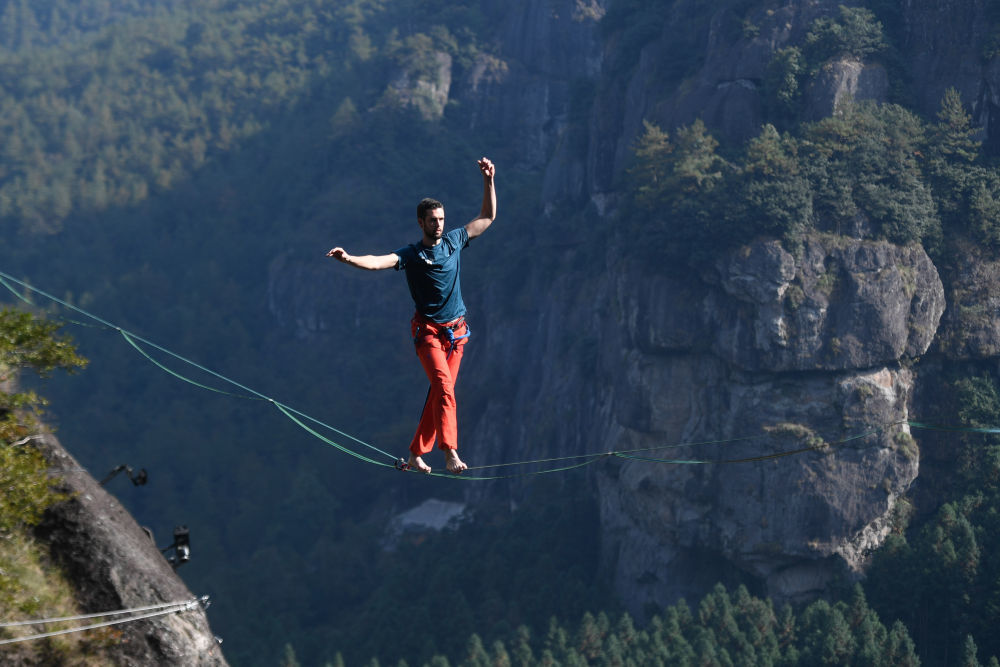选手在神仙居景区参加高空扁带挑战赛。