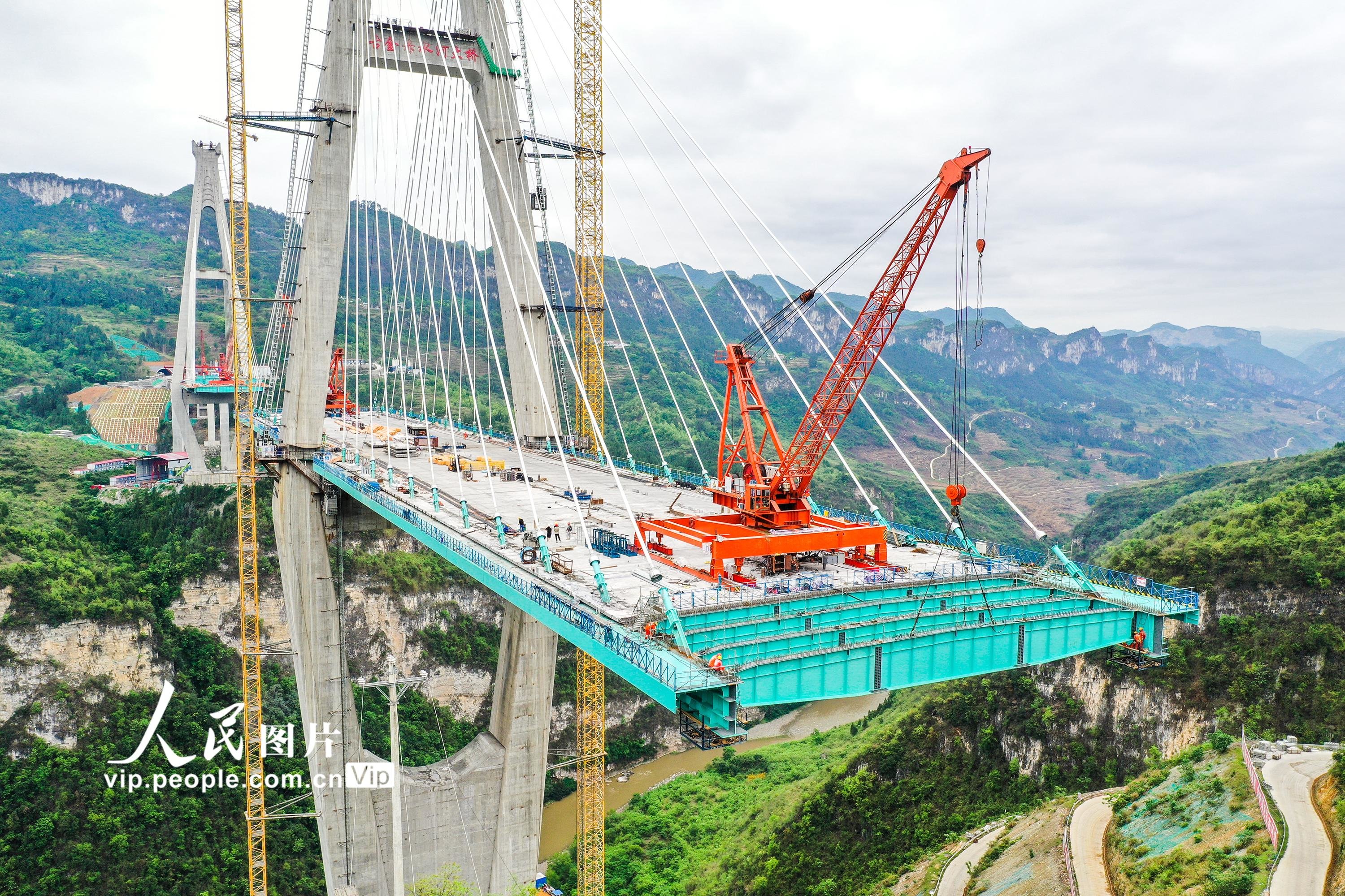 4月22日,由四川路桥承建的古(蔺)金(沙)高速赤水河大桥建设项目,工人们正在加紧施工作业。
