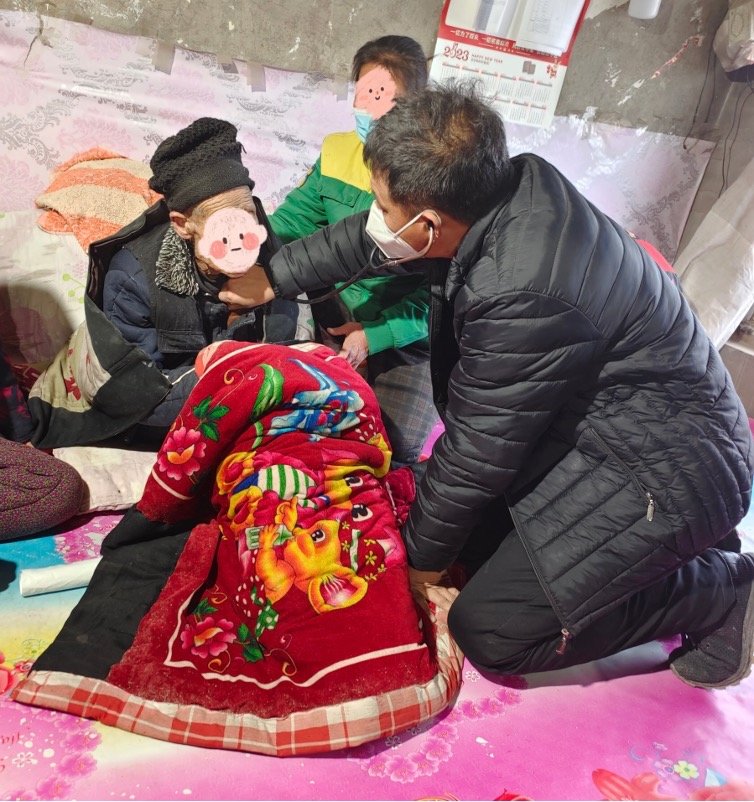 贺星龙为村民上门看诊。 受访者供图