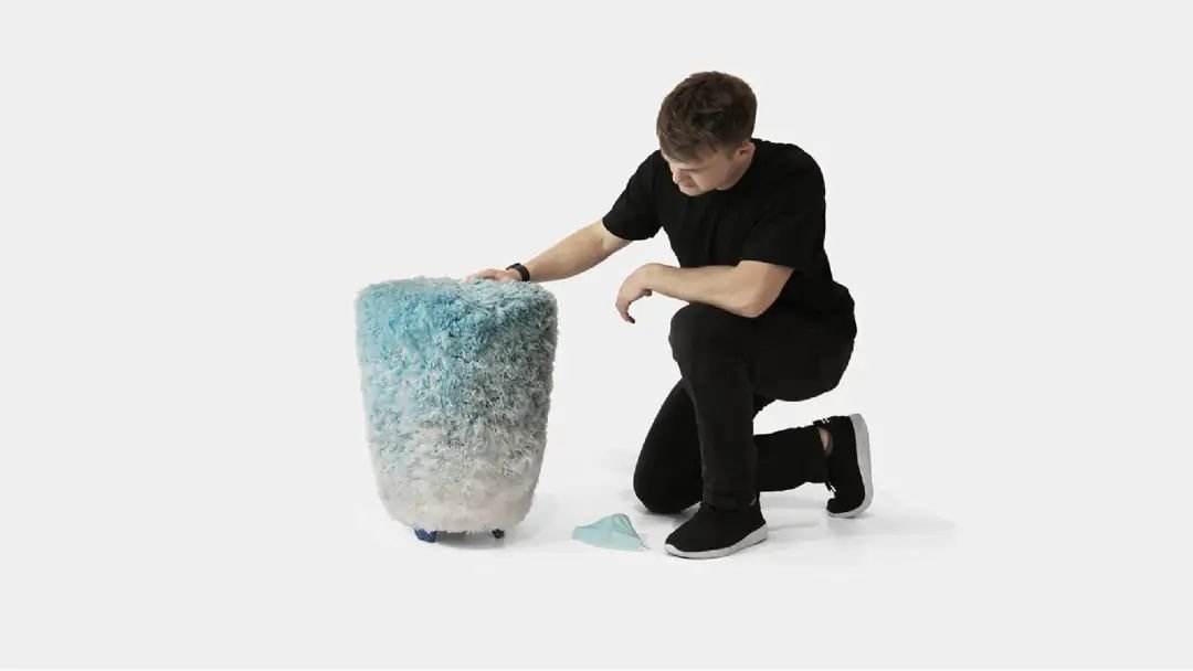 为了凸显凳子的材料来源，Joe Slatter 分开了口罩的蓝色纤维和白色纤维，让颜色由蓝到白渐变。你也可以打开 https://youtu.be/qedgKmECoZA 查看完整的制作过程。图片来源 | Joe Slatter