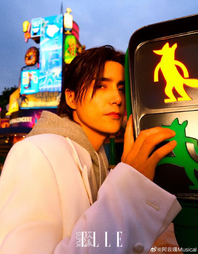 53岁鲁豫和小19岁阿云嘎被拍同居,女方曾称没婚内出轨不是恋人,男方粉丝刷屏喊话:你跟那个阿姨是真的吗?