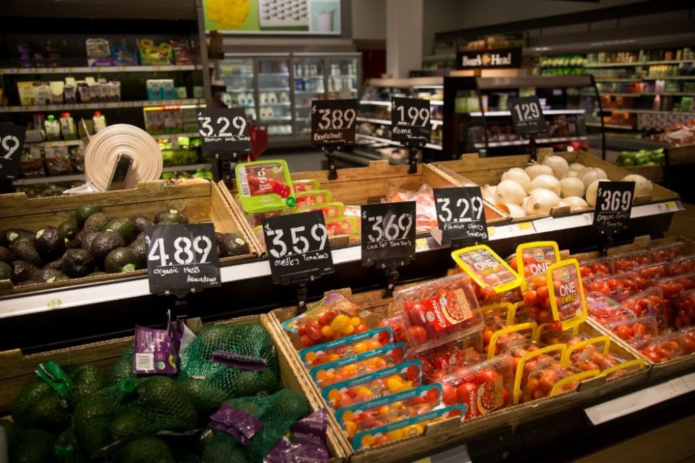 这是2月14日在美国纽约市布鲁克林一家食品杂货店拍摄的商品价签。新华社发(郭克摄)