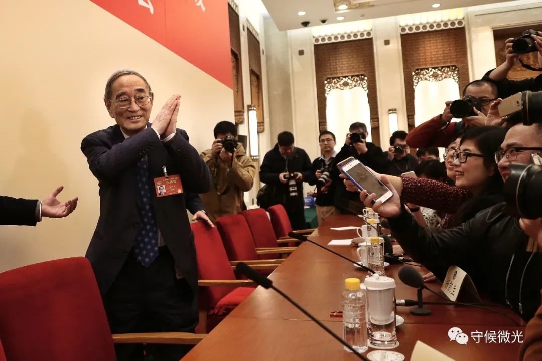 2017年3月6日，全国政协十二届五次会议在北京人民大会堂新闻发布厅召开记者会，发布会结束后，厉以宁起身离开会场。中青报·中青网记者 赵迪/摄