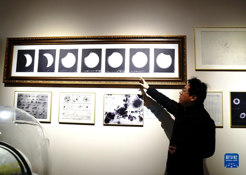 2月24日,上海天文台佘山科普教育基地负责人汤海明介绍佘山天文台观测成果。