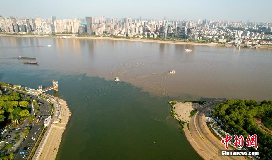 4月9日,航拍长江和汉江交汇处的湖北武汉汉口龙王庙江段,汉江水碧波荡漾,长江水呈现浊黄色,两江交汇口呈现“泾渭分明”的景观。