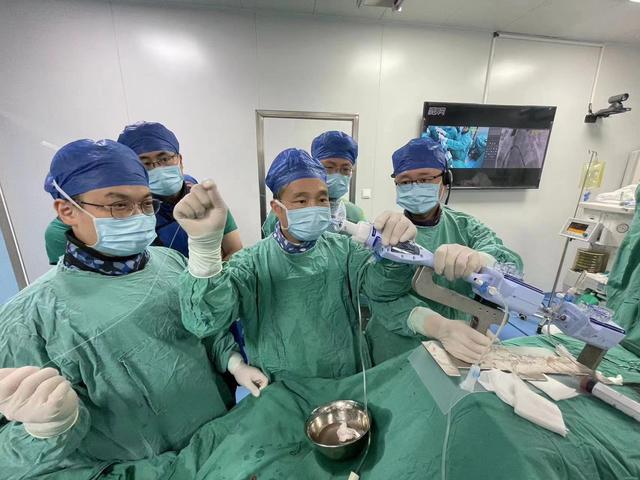 何晋主任以及团队手术中