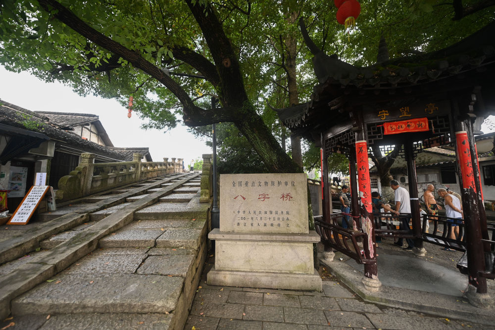 近日拍摄的绍兴市越城区府山街道八字桥直街。新华社记者 徐昱 摄