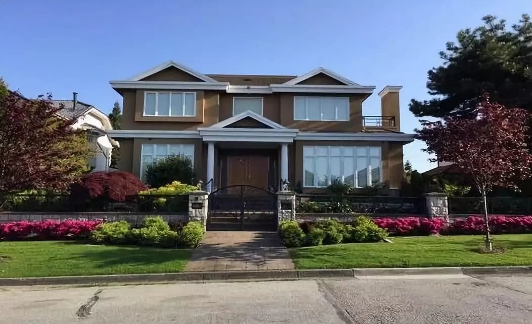 ● 程慕阳的豪宅,位于温哥华西区的橡树岭社区