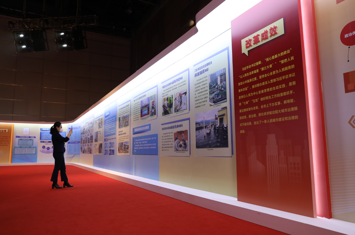 ▲2022年12月18日，北京党建引领接诉即办改革论坛在北京市国家会议中心开幕。嘉宾参观治理成果展巡展。新京报记者 王飞 摄