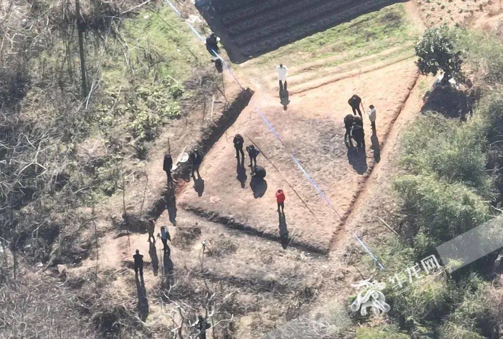 距离胡鑫宇生前就读的致远中学不远处,一个粮库周围被围起警戒线,有疑似法医和警察在勘查现场。华龙网-新重庆客户端记者 张质 摄