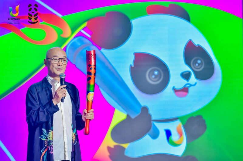 7月26日,“青春绽放——世界大学生运动员人文交流活动”现场,大运会火炬“蓉火”设计者许燎源讲述大运故事。主办方供图