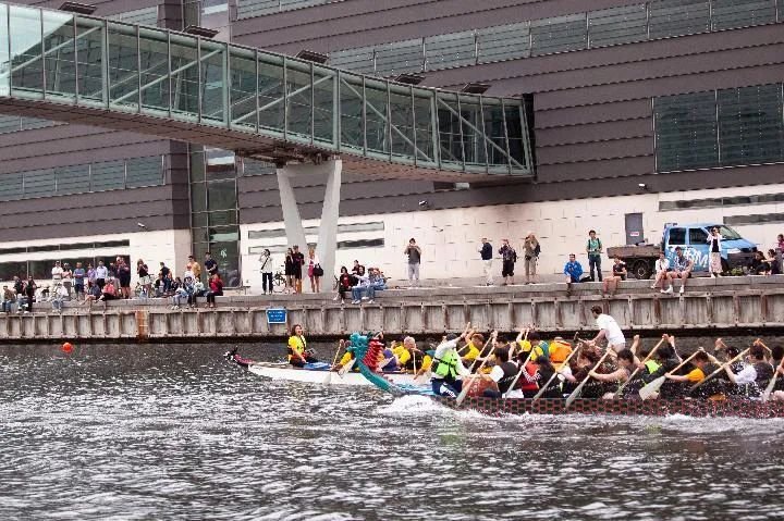 6月18日,在丹麦哥本哈根南港码头举行的第六届哥本哈根龙舟文化节上,人们比赛划龙舟。新华社发