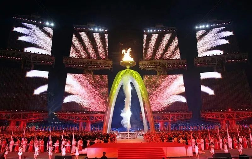 ▲广州亚运会开幕式上，主火炬熊熊燃烧。图片来源/新华社